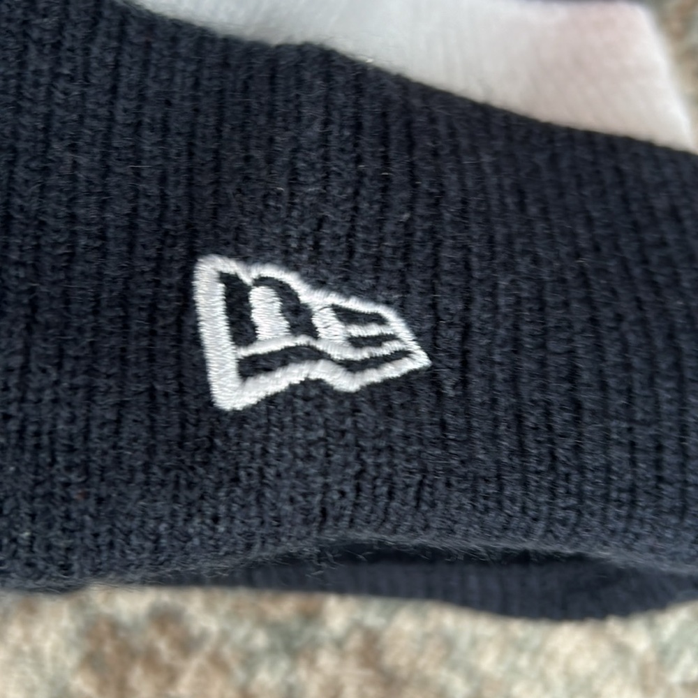 White Chicago Bears Stripling Cuffed Knit Hat with Pom - Picture 3 of 5